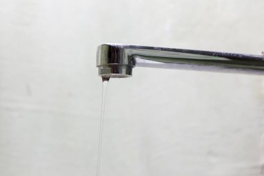 Musluktan ince bir su akıntısı. Ukrayna 'da savaş nedeniyle su kesintileri