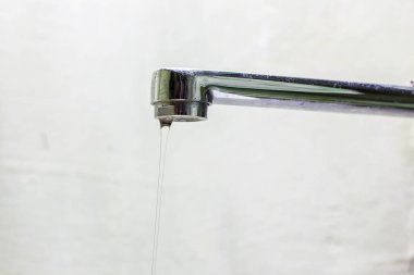 Musluktan ince bir su akıntısı. Ukrayna 'da savaş nedeniyle su kesintileri