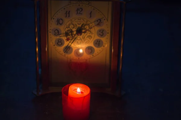 Bougie Allumée Près Horloge Longue Panne Électricité Ukraine Raison Guerre — Photo