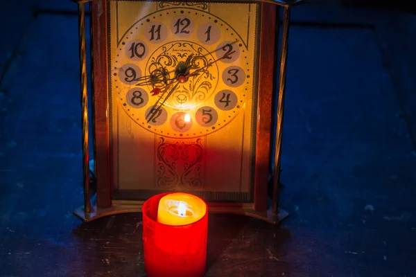 Vela Acesa Perto Relógio Longo Apagão Ucrânia Devido Guerra — Fotografia de Stock