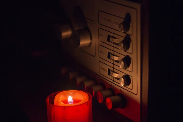 Candela Accesa Sullo Sfondo Delle Apparecchiature Audio Blackout Ucraina Causa — Foto Stock