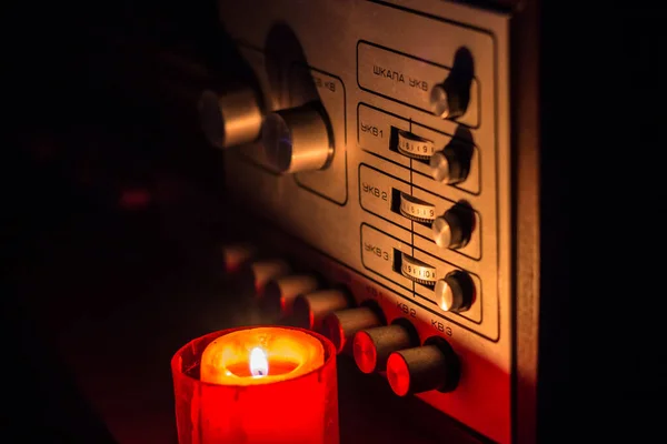 オーディオ機器を背景にろうそくを燃やす 戦争によるウクライナの停電 — ストック写真