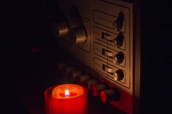 Candela Accesa Sullo Sfondo Delle Apparecchiature Audio Blackout Ucraina Causa — Foto Stock