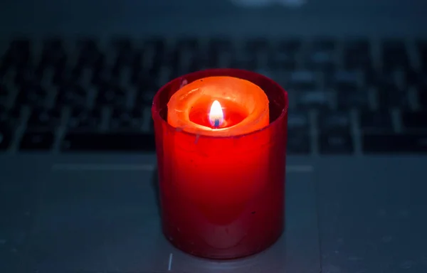 ノートパソコンのキーボードでキャンドル ウクライナでの戦争による停電 — ストック写真