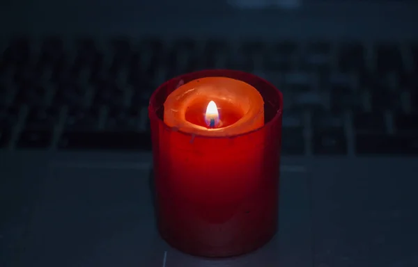 ノートパソコンのキーボードでキャンドル ウクライナでの戦争による停電 — ストック写真