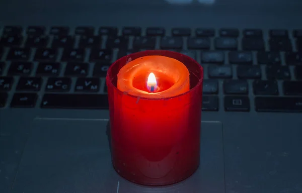 Candela Sulla Tastiera Del Computer Portatile Blackout Causa Della Guerra — Foto Stock