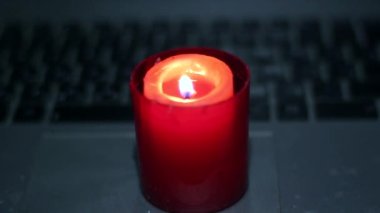 Dizüstü bilgisayarda mum. Ukrayna 'daki savaştan dolayı karartma