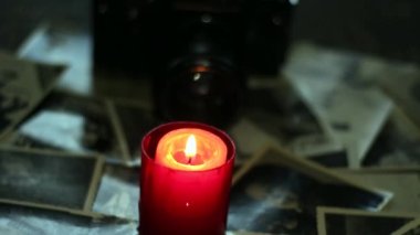 Kameranın yanında yanan mum. Ukrayna 'daki savaştan dolayı karartma