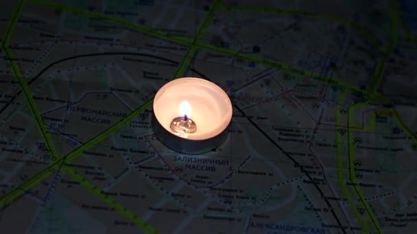 キエフの地図上の燃えるろうそく ウクライナでの戦争による停電 — ストック動画