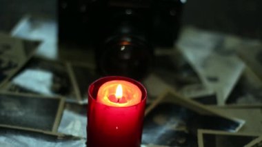 Kameranın yanında yanan mum. Ukrayna 'daki savaştan dolayı karartma