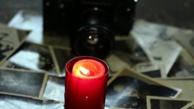 Kameranın yanında yanan mum. Ukrayna 'daki savaştan dolayı karartma