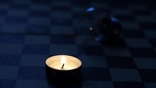 Brennende Kerze Und Lampe Auf Einem Schachbrett Stromausfall Wegen Krieg — Stockvideo