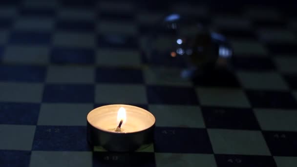 Płonąca Świeca Lampa Szachownicy Zaciemnienie Powodu Wojny Ukrainie — Wideo stockowe