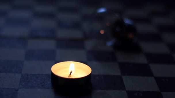 Vela Ardiente Lámpara Tablero Ajedrez Apagón Debido Guerra Ucrania — Vídeos de Stock