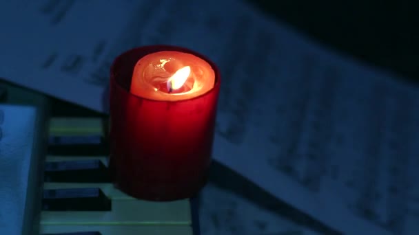 Eine Brennende Kerze Auf Den Tasten Des Synthesizers Der Nähe — Stockvideo