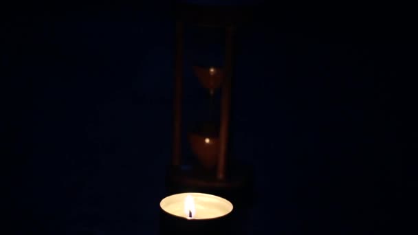 Brennende Kerze Neben Der Uhr Langer Stromausfall Der Ukraine Wegen — Stockvideo