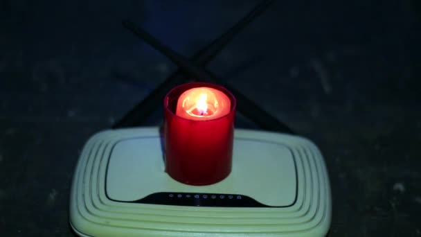 Brennende Kerze Auf Dem Router Stromausfälle Wegen Krieg Der Ukraine — Stockvideo