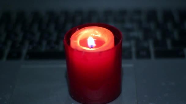 Kerze Auf Der Laptop Tastatur Stromausfall Wegen Krieg Der Ukraine — Stockvideo