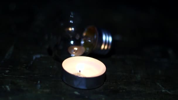 灯泡背景上的蜡烛 乌克兰因战争而停电 — 图库视频影像