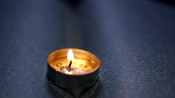 在书上点着蜡烛乌克兰战争造成的停电 — 图库视频影像