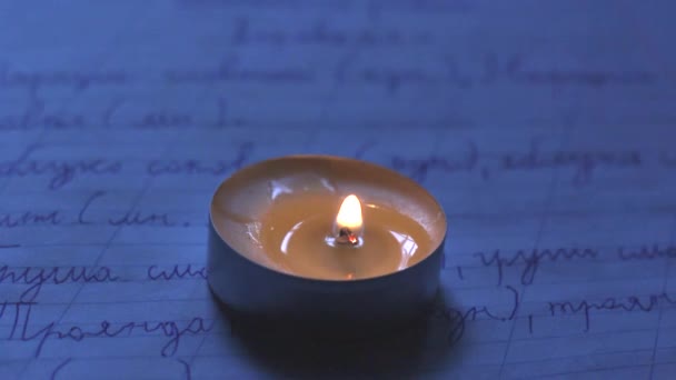Uma Vela Acesa Num Caderno Escola Blackout Devido Guerra Ucrânia — Vídeo de Stock
