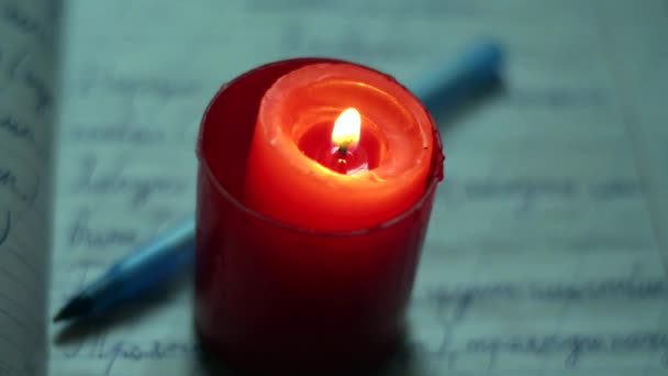 学校のノートに燃えるろうそく ウクライナでの戦争による停電 — ストック動画