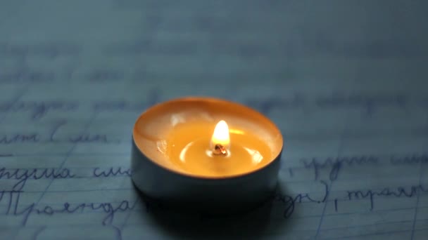 Een Brandende Kaars Een Schoolschrift Blackout Als Gevolg Van Oorlog — Stockvideo