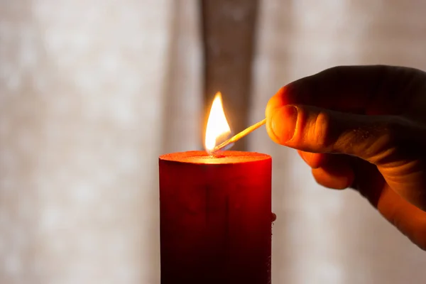 一个人用火柴点燃蜡烛 乌克兰战争造成的停电 — 图库照片