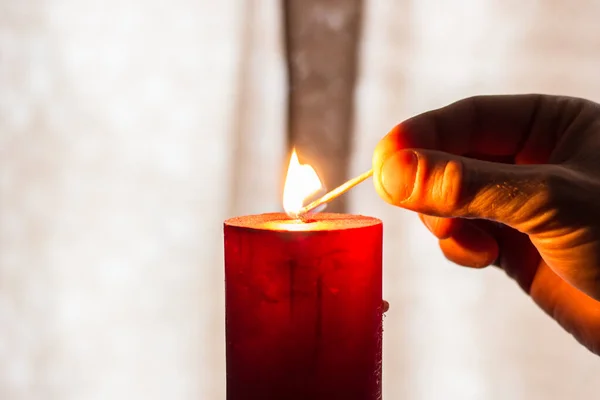 Чоловік Запалив Свічку Сірником Затемнення Через Війну Україні — стокове фото
