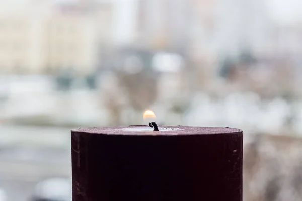 Hořící Svíčka Pozadí Vícepodlažních Budov Bez Světla Kyjevě Výpadek Kvůli — Stock fotografie