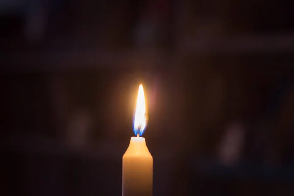 Brännande Ljus Bakgrunden Hyllor Med Böcker Blackout Ukraina Grund Krig — Stockfoto