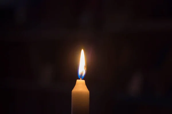 Спалення Свічки Задньому Плані Полиць Книжками Затемнення Україні Через Війну — стокове фото
