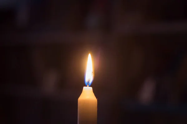 在书架的后面点着蜡烛 乌克兰因战争而停电 — 图库照片