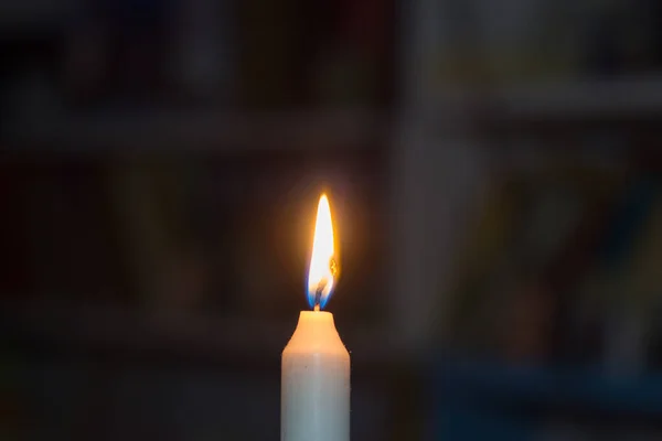 Κάψιμο Κεριού Στο Φόντο Των Ραφιών Βιβλία Λιποθυμία Στην Ουκρανία — Φωτογραφία Αρχείου