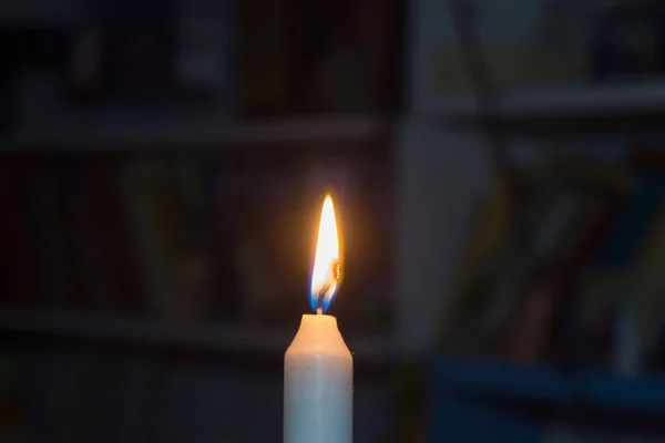 Κάψιμο Κεριού Στο Φόντο Των Ραφιών Βιβλία Λιποθυμία Στην Ουκρανία — Φωτογραφία Αρχείου