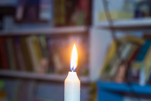 Queimar Vela Fundo Prateleiras Com Livros Blackout Ucrânia Devido Guerra — Fotografia de Stock