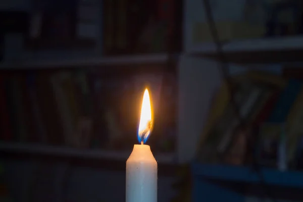 Candela Accesa Sullo Sfondo Scaffali Con Libri Blackout Ucraina Causa — Foto Stock