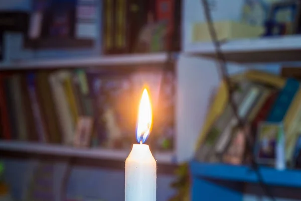 在书架的后面点着蜡烛 乌克兰因战争而停电 — 图库照片