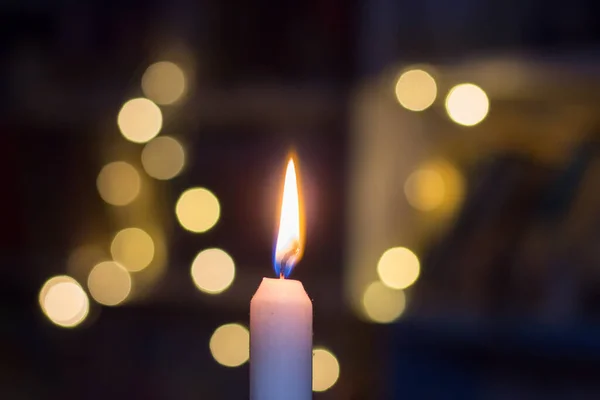 Brennende Kerze Auf Dem Hintergrund Von Regalen Mit Büchern Stromausfall — Stockfoto