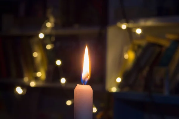 Brennende Kerze Auf Dem Hintergrund Von Regalen Mit Büchern Stromausfall — Stockfoto