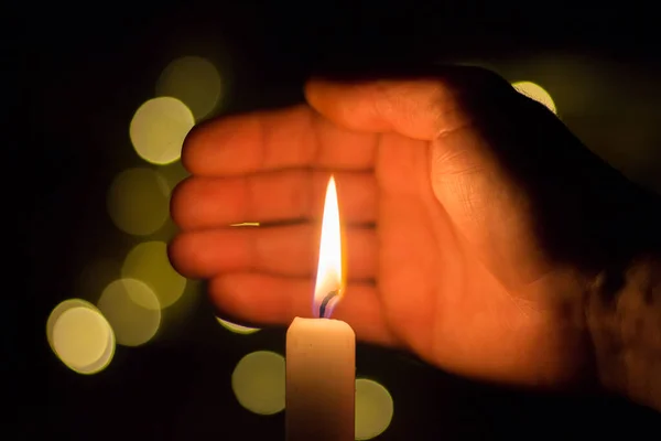 어두운 방에서 촛불을 꺼낸다 전쟁때문에 우크라이나 — 스톡 사진