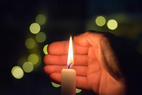 어두운 방에서 촛불을 꺼낸다 전쟁때문에 우크라이나 — 스톡 사진