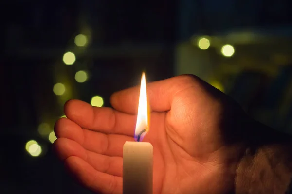 Handen Stänger Elden Ett Ljus Ett Mörkt Rum Blackout Ukraina — Stockfoto