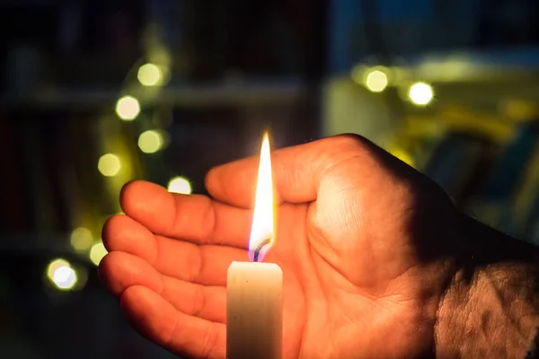 Рука Закриває Вогонь Свічки Темній Кімнаті Затемнення Україні Через Війну — стокове фото