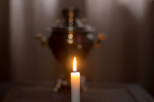 Eine Brennende Kerze Neben Einem Alten Samowar Stromausfall Der Ukraine — Stockfoto