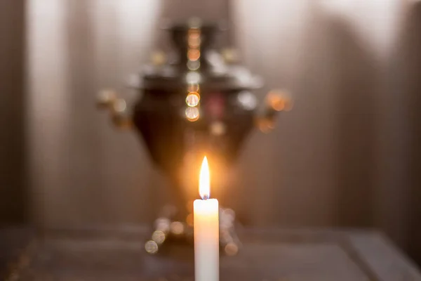 Eine Brennende Kerze Neben Einem Alten Samowar Stromausfall Der Ukraine — Stockfoto