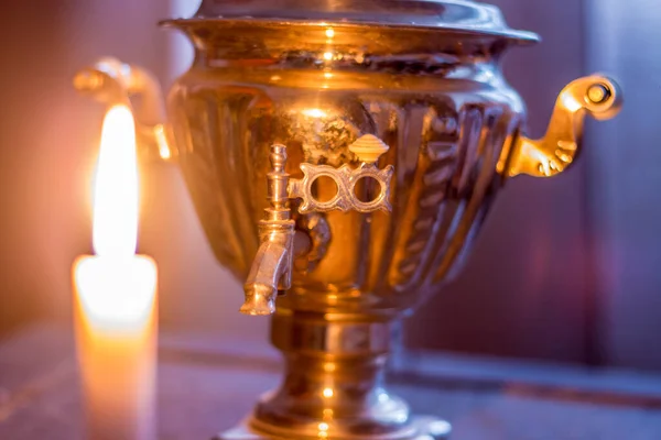 在一个古老的萨莫瓦附近燃着的蜡烛 乌克兰因战争而停电 — 图库照片