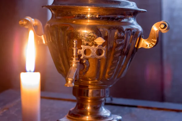 Ένα Αναμμένο Κερί Κοντά Ένα Παλιό Σαμοβάρι Λιποθυμία Στην Ουκρανία — Φωτογραφία Αρχείου