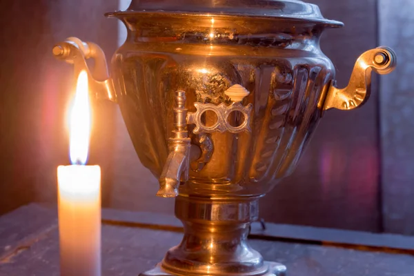 Uma Vela Acesa Perto Velho Samovar Blackout Ucrânia Devido Guerra — Fotografia de Stock