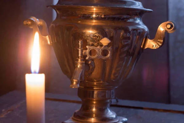 在一个古老的萨莫瓦附近燃着的蜡烛 乌克兰因战争而停电 — 图库照片